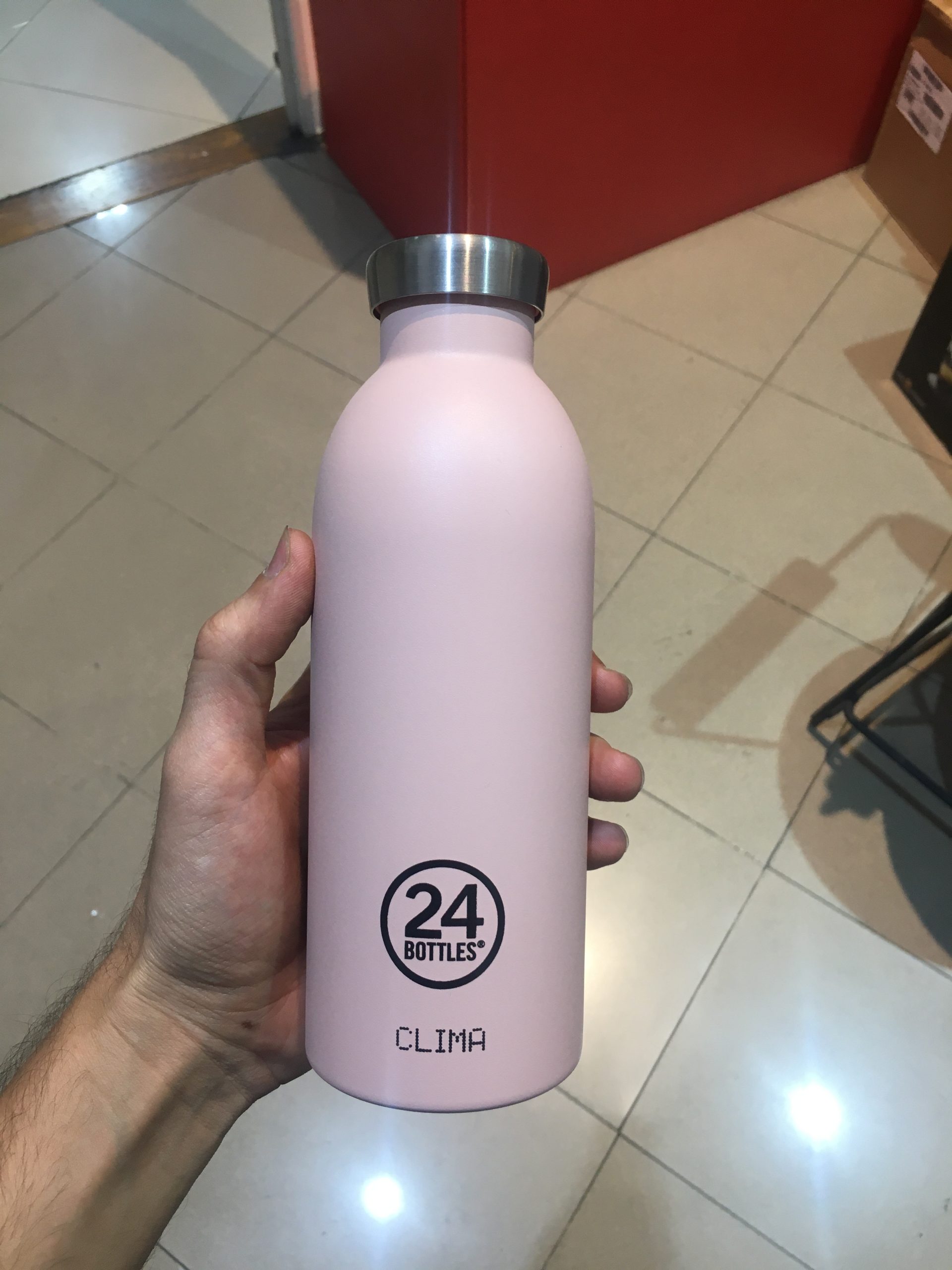 بطری CLIMA طرح DUSTY PINK برند 24bottles، سایز 500 میل یک بطری آب عایق است که نوشیدنی های شما را برای ساعت ها سرد و گرم نگه می دارد، سبک وزن و همه کاره برای تمام نیازهای شما. بدون عرق و صرفه جویی در فضا، طراحی شده است تا شما را در هر ماجراجویی دنبال کند.